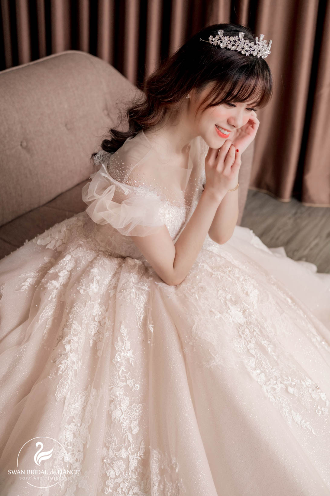 MC đa tài Chủ Thùy Linh xinh đẹp như một nàng công chúa trong váy cưới của SWAN Bridal
