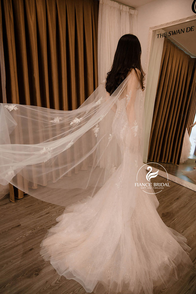 Mẫu áo cưới với đường cut - out ở lưng sẽ giúp cô dâu cảm thấy mảt mẻ , thoải mái hơn