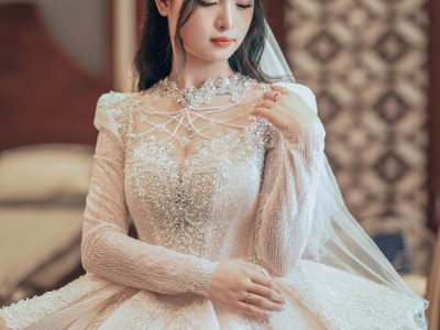 Váy cưới đính đá - Cô dâu tỏa sáng lấp lánh