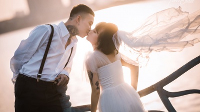 Giữa tattoo đẹp và váy cưới đẹp chỉ nên một thứ được tồn tại?